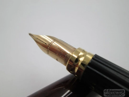 Waterman Executive. Tobacco brown marble lacquer & gold plated. Fine nib