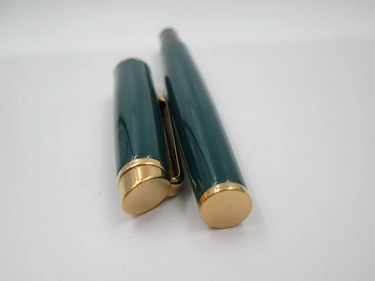 Waterman Hémisphère. Green lacquer & gold plated details. Original box. 1990's. France