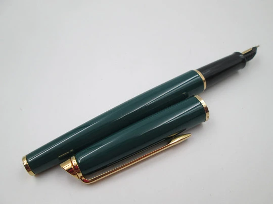 Waterman Hémisphère. Green lacquer & gold plated details. Original box. 1990's. France
