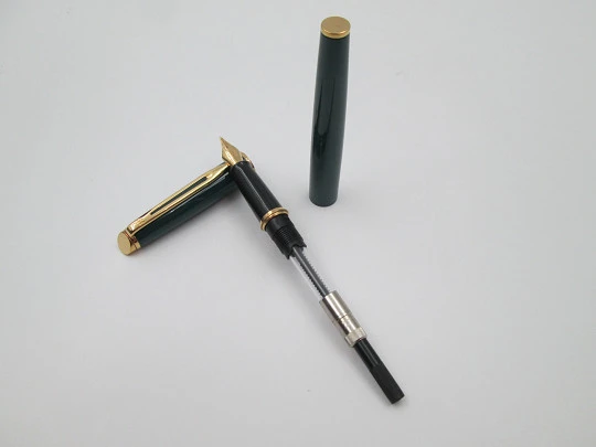 Waterman Hémisphère. Green lacquer & gold plated details. Original box. 1990's. France