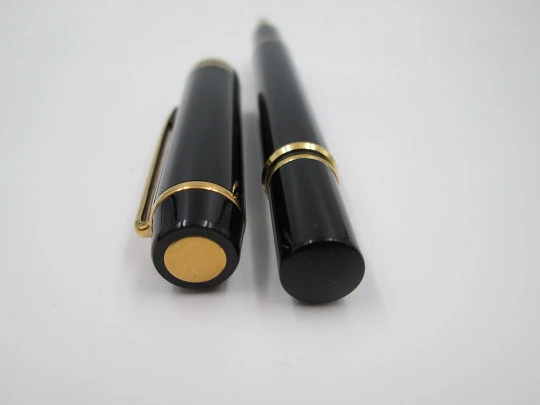 Waterman Ideal Man 200. Black lacquer & gold plated details. 18k. Converter