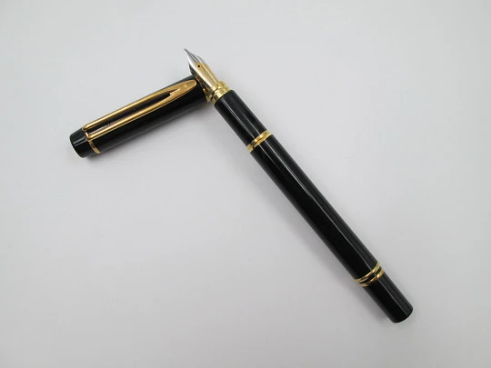 Waterman Ideal Man 200. Black lacquer & gold plated details. 18k. Converter