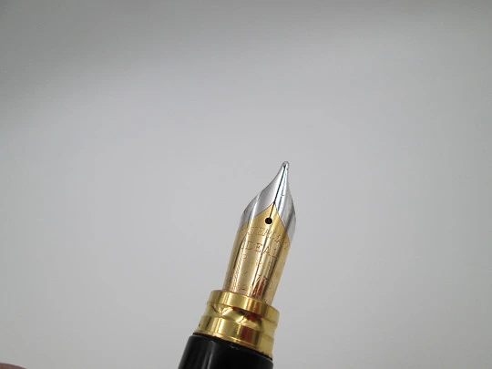 Waterman Ideal Man 200. Black lacquer & gold plated details. 18k. Converter