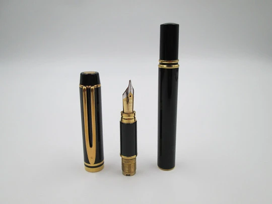 Waterman Ideal Man 200. Laca negra y chapados oro. Plumín 18k. Estuche