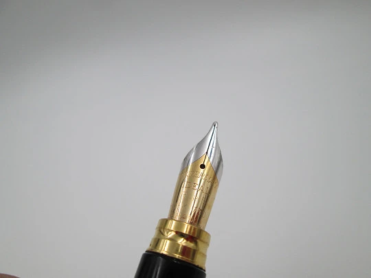 Waterman Ideal Man 200. Laca negra y chapados oro. Plumín 18k. Estuche