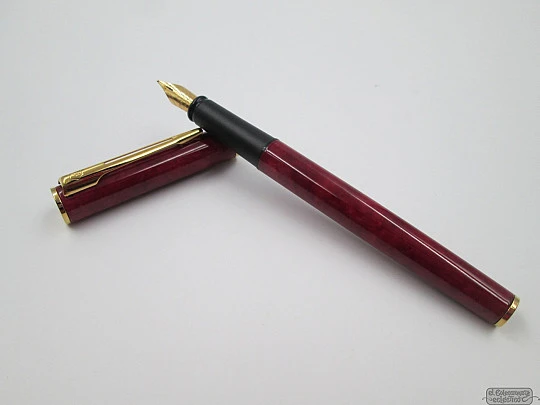 Waterman Paris Apostrophe. Laca roja mármol y metal dorado. Plumín fino