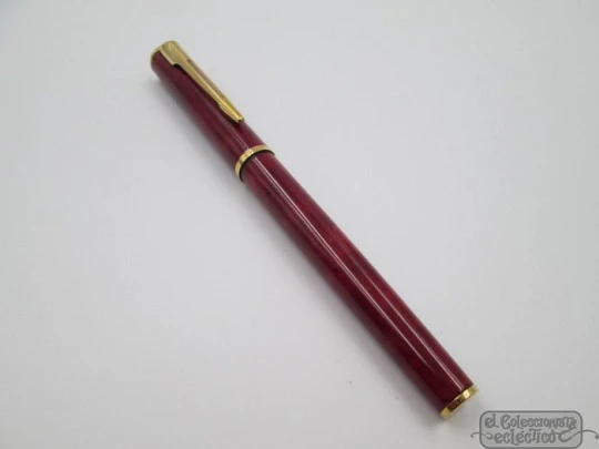 Waterman Paris Apostrophe. Laca roja mármol y metal dorado. Plumín fino