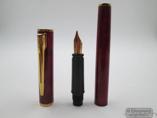 Waterman Paris Apostrophe. Laca roja mármol y metal dorado. Plumín fino