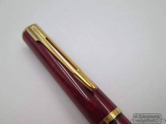 Waterman Paris Apostrophe. Laca roja mármol y metal dorado. Plumín fino