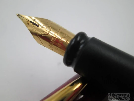 Waterman Paris Apostrophe. Laca roja mármol y metal dorado. Plumín fino