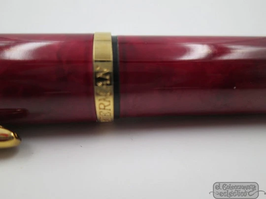 Waterman Paris Apostrophe. Laca roja mármol y metal dorado. Plumín fino