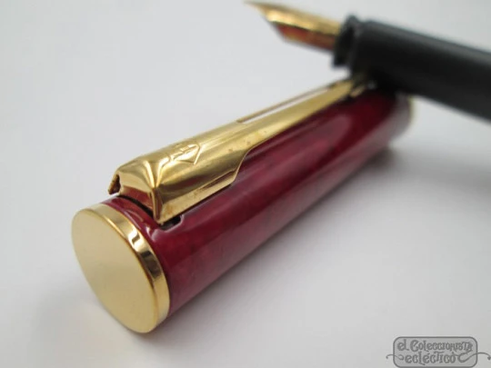 Waterman Paris Apostrophe. Laca roja mármol y metal dorado. Plumín fino