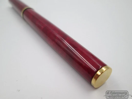 Waterman Paris Apostrophe. Red marble lacquer & golden metal. Fine nib