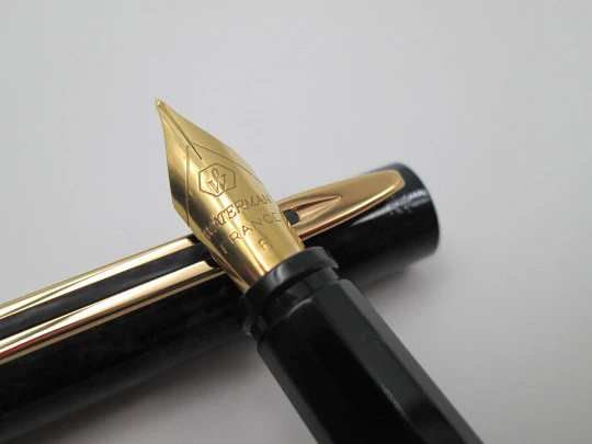 Waterman París. Resina marmolizada negro gris y metal dorado. Cartuchos