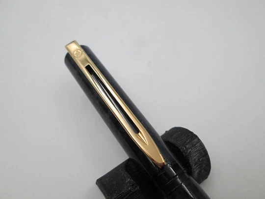 Waterman París. Resina marmolizada negro gris y metal dorado. Cartuchos