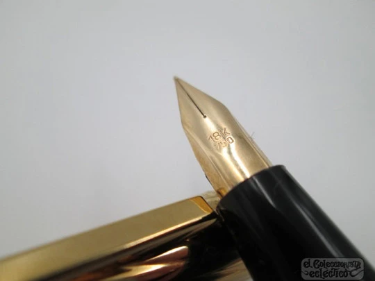 Waterman Torsade. Gold plated. 1970's. 18k gold nib. Spiral design