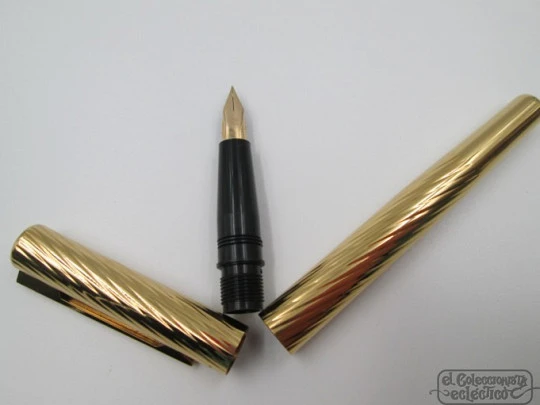 Waterman Torsade. Gold plated. 1970's. 18k gold nib. Spiral design