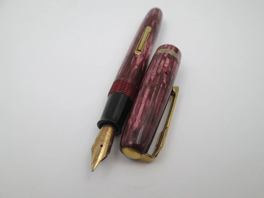 Watermans 512V. Celuloide rosa marmolizado estriado. Palanca. 14k