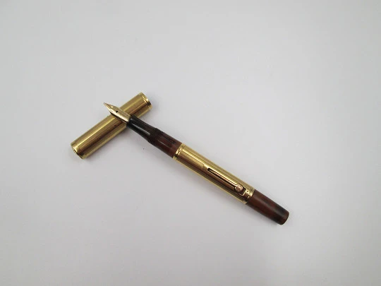 Waterman's Ideal 54. Veined red hard rubber and 18 karat yellow gold. 1920's. United States