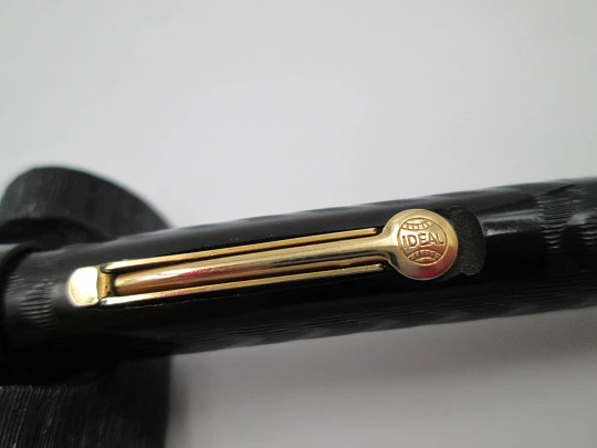 Watermans Ideal Nº 52 1/2 V. Black hard rubber & gold plated. 14k nib. 1915's