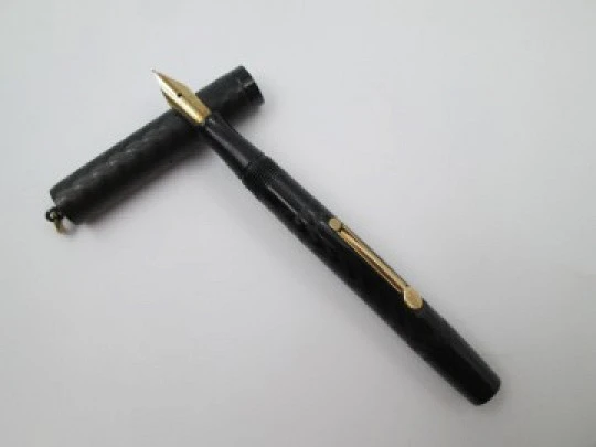 Watermans Ideal Nº 52 1/2 V. Black hard rubber & gold plated. 14k nib. 1915's