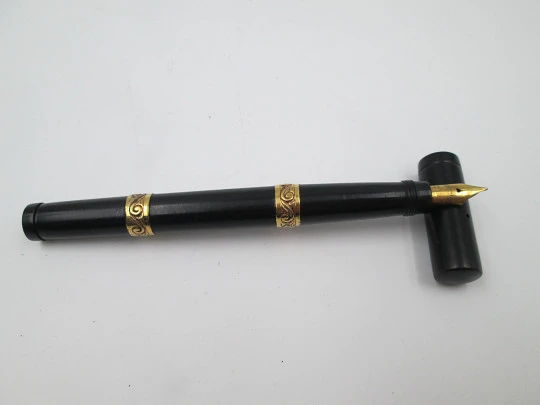 Watermans Ideal Safety 12 1/2 V,S. Black hard rubber & 18k gold rings. 14k nib. 1905