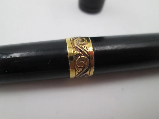 Watermans Ideal Safety 12 1/2 V,S. Black hard rubber & 18k gold rings. 14k nib. 1905