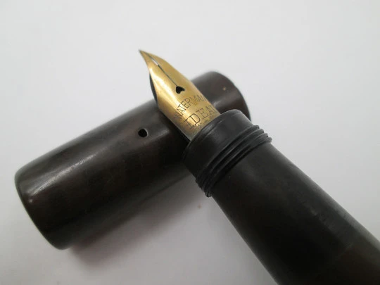 Watermans Ideal Safety 42. Black hard rubber. 14k gold retractable nib. 1905