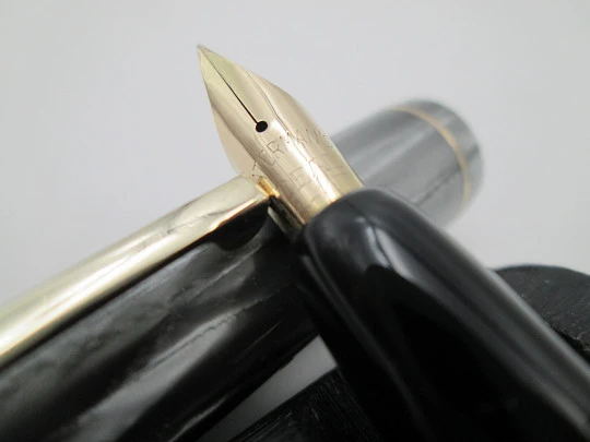 Waterman's Ideal. Marble celluloid & gold plated details. Lever filler. 14k gold nib