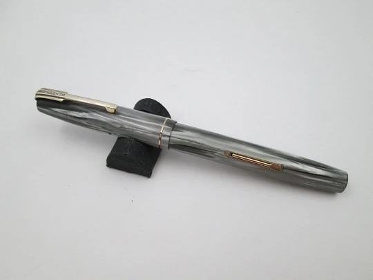 Waterman's Ideal. Marble celluloid & gold plated details. Lever filler. 14k gold nib