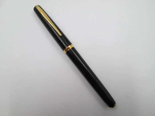 Waterman's Jif-Matic. Black plastic and gold plated. 18k nib. France. 1960's