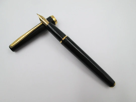 Waterman's Jif-Matic. Black plastic and gold plated. 18k nib. France. 1960's