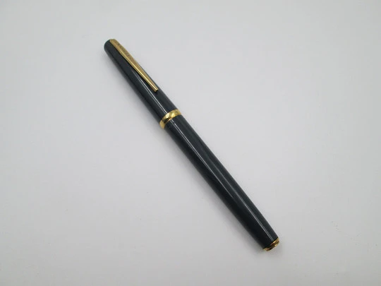 Waterman's Jif-Matic. Plástico gris y metal dorado. Plumín 14k. Funda. 1960