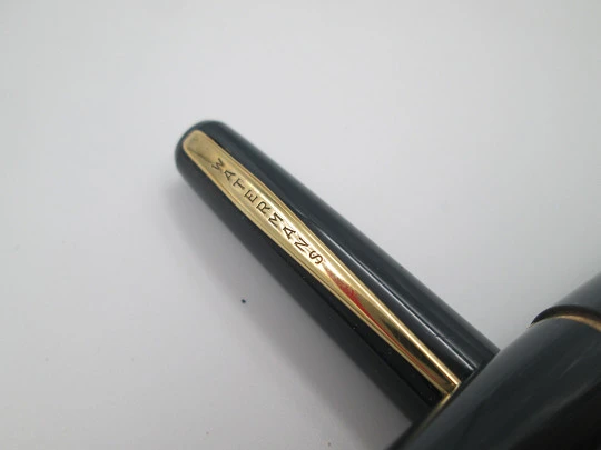 Waterman's Jif-Matic. Plástico gris y metal dorado. Plumín 14k. Funda. 1960