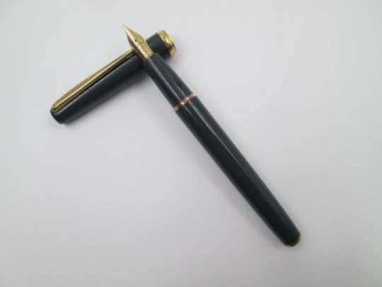 Waterman's Jif-Matic. Plástico gris y metal dorado. Plumín 14k. Funda. 1960