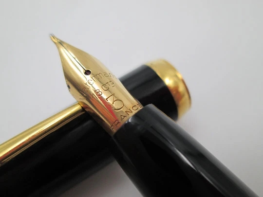 Waterman's Jif-Matic. Plástico negro y metal dorado. Plumín oro 18k. Francia