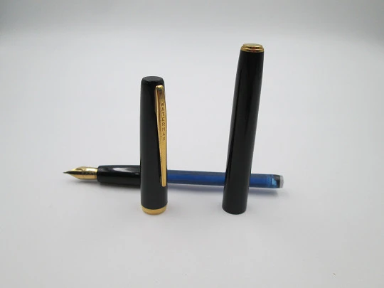 Waterman's Jif-Matic. Plástico negro y metal dorado. Plumín oro 18k. Francia