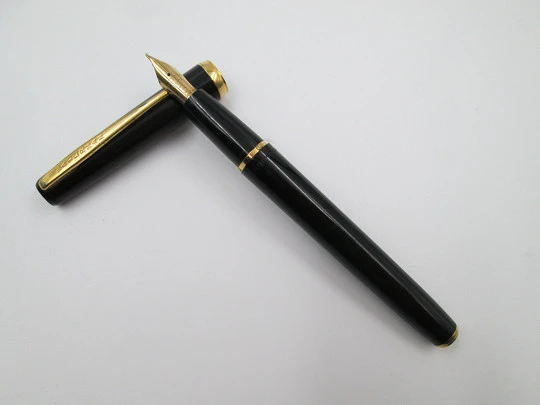 Waterman's Jif-Matic. Plástico negro y metal dorado. Plumín oro 18k. Francia