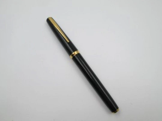 Waterman's Jif-Matic. Plástico negro y metal dorado. Plumín oro 18k. Francia