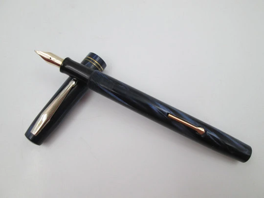 Waterman's Skywriter. Marble celluloid & gold plated details. Lever filler. 14k nib. Canada