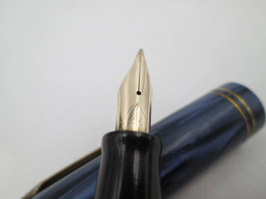 Waterman's Skywriter. Marble celluloid & gold plated details. Lever filler. 14k nib. Canada