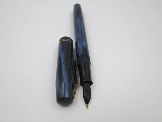 Waterman's Skywriter. Marble celluloid & gold plated details. Lever filler. 14k nib. Canada