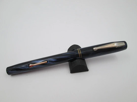 Waterman's Skywriter. Marble celluloid & gold plated details. Lever filler. 14k nib. Canada