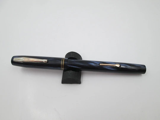 Waterman's Skywriter. Marble celluloid & gold plated details. Lever filler. 14k nib. Canada