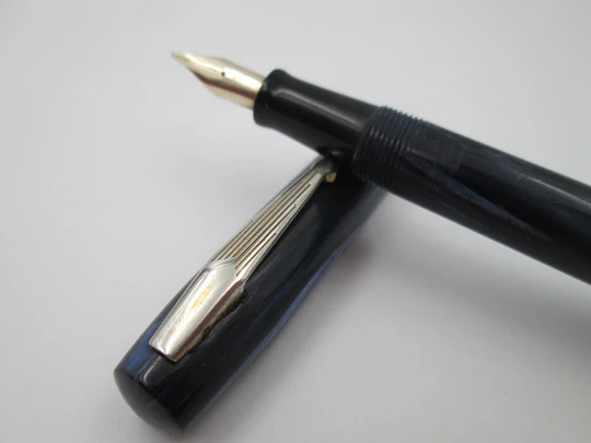 Waterman's Skywriter. Marble celluloid & gold plated details. Lever filler. 14k nib. Canada