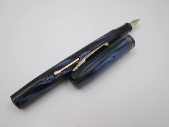 Waterman's Skywriter. Marble celluloid & gold plated details. Lever filler. 14k nib. Canada