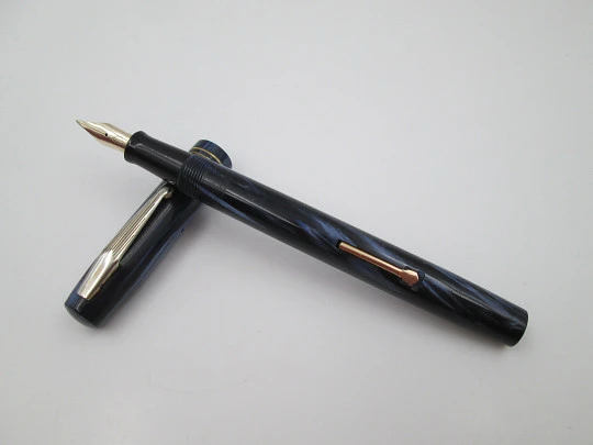 Waterman's Skywriter. Marble celluloid & gold plated details. Lever filler. 14k nib. Canada