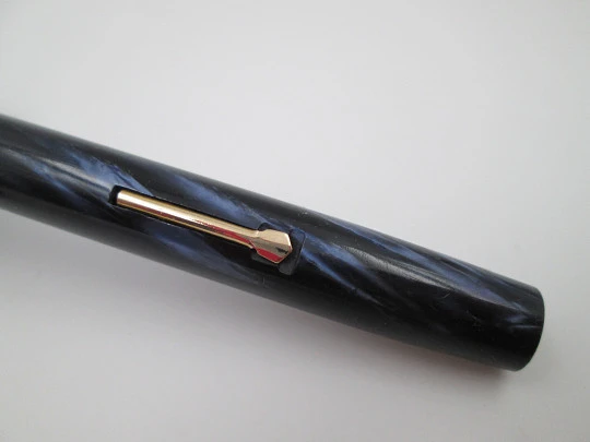 Waterman's Skywriter. Marble celluloid & gold plated details. Lever filler. 14k nib. Canada