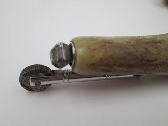 Wick cigarette lighter. Deer antler and white metal. Spain. 1960's