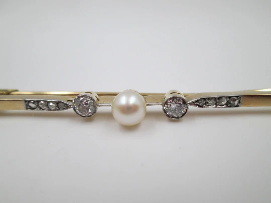 Woman's jewelry stick pin. 18k yellow gold. Pearl and diamonds. 1940's